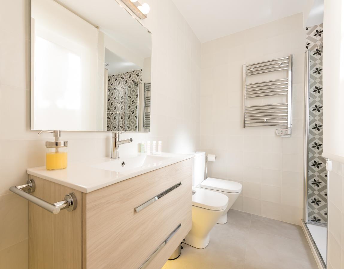 Latina Suite Madrid Room photo